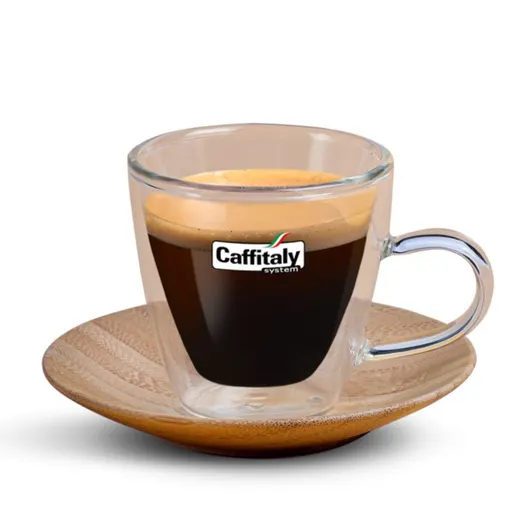 Tasse d'espresso au logo Caffitaly sur soucoupe en bois
